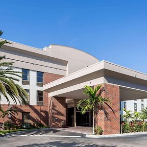 Days Inn & Suites By Wyndham Fort Myers Near Jetblue Park